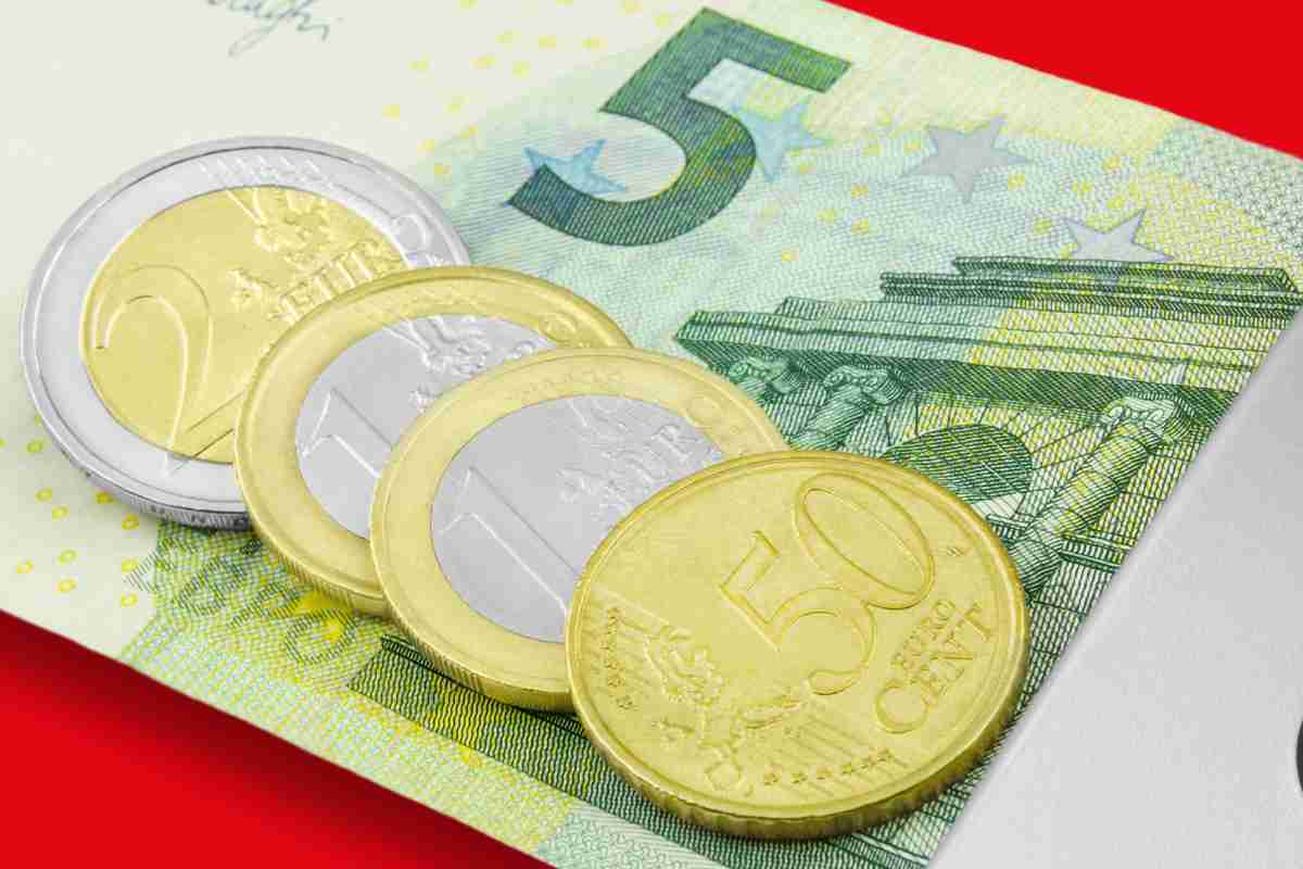 banconota da 5 e monete euro simbolo del salario minimo