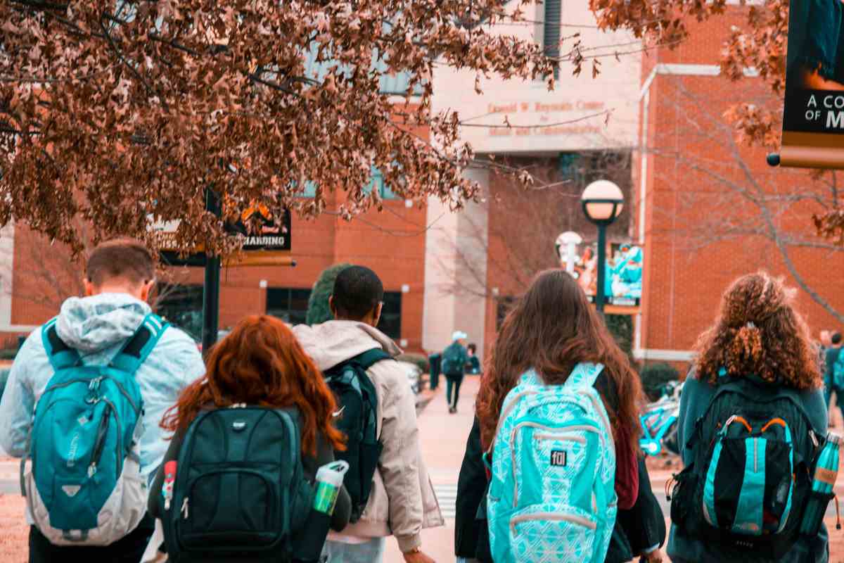 studenti stanno per entrare a scuola