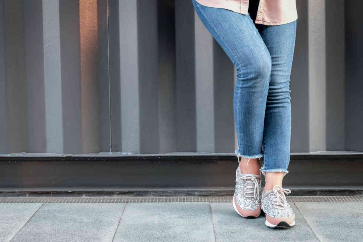 Ragazza che indossa i jeans