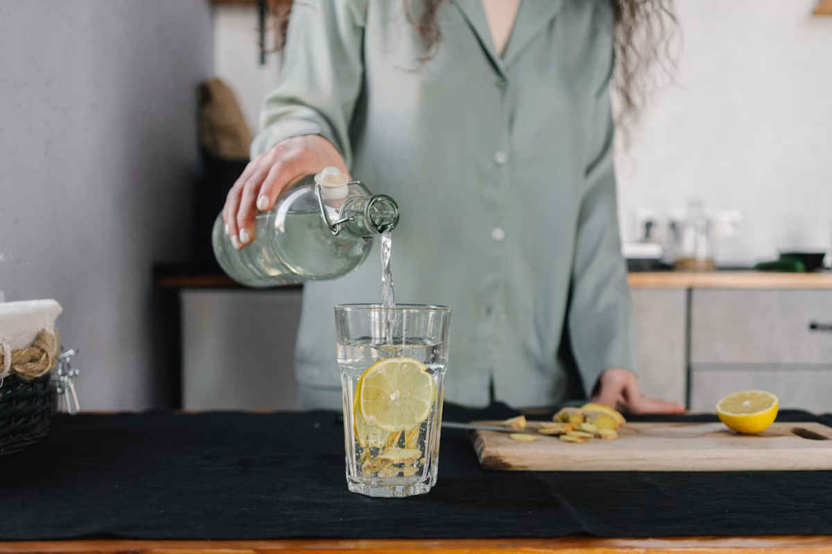 Donna che prepara acqua e limone al mattino