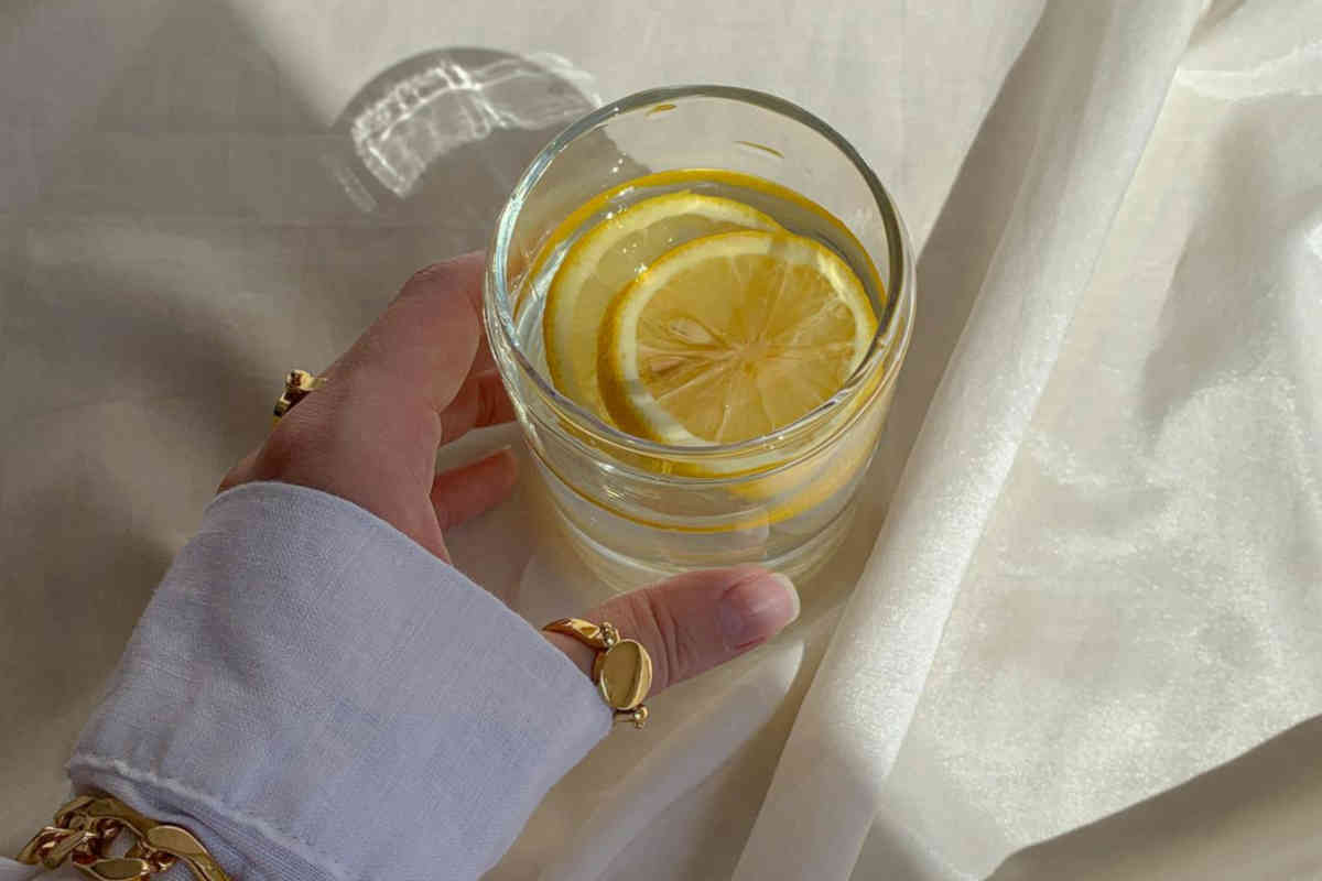 Acqua e limone in un bicchiere