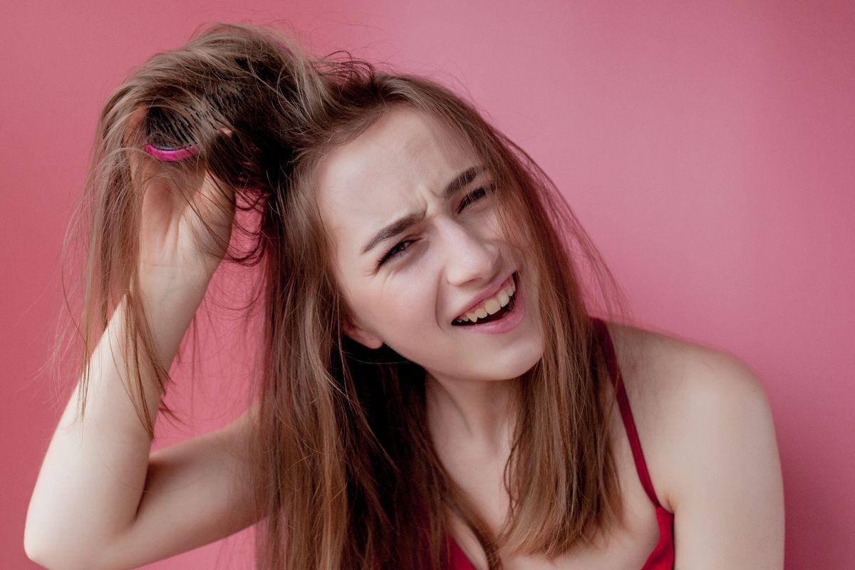 ragazza in posa con spazzola piccola incastrata nei capelli