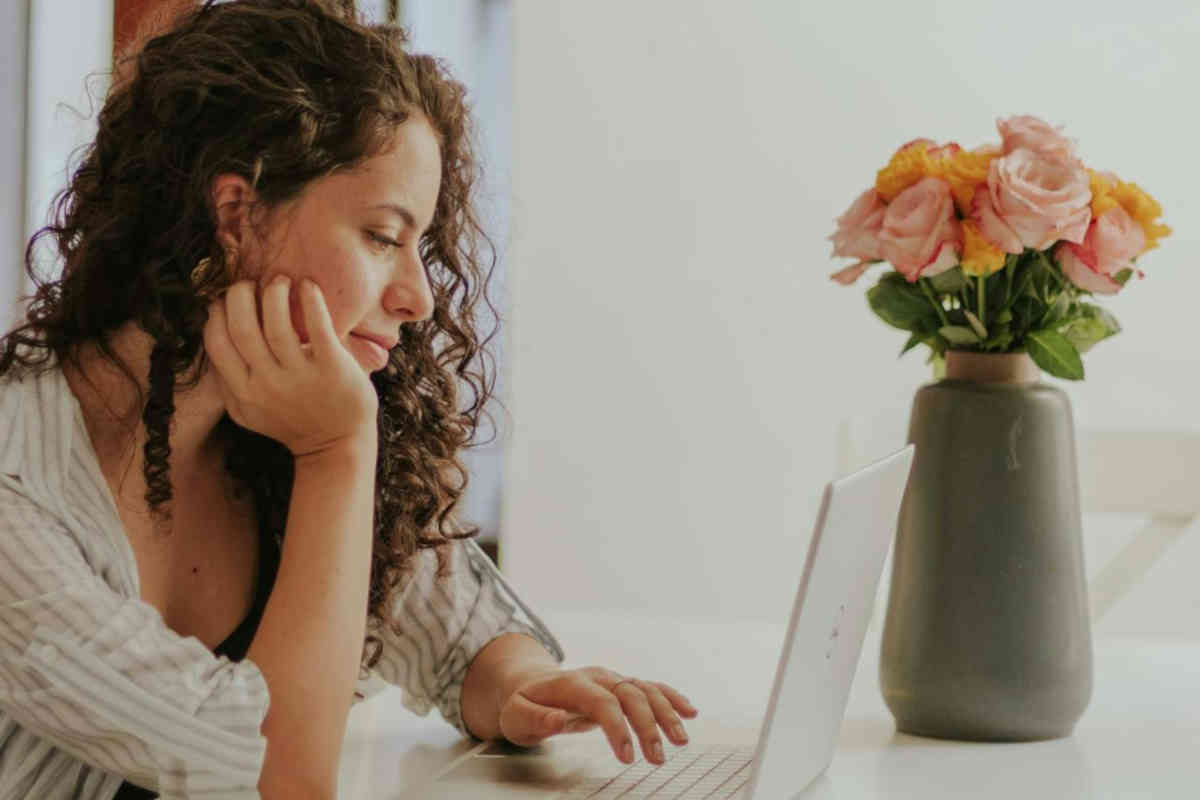 Ragazza sorridente al laptop