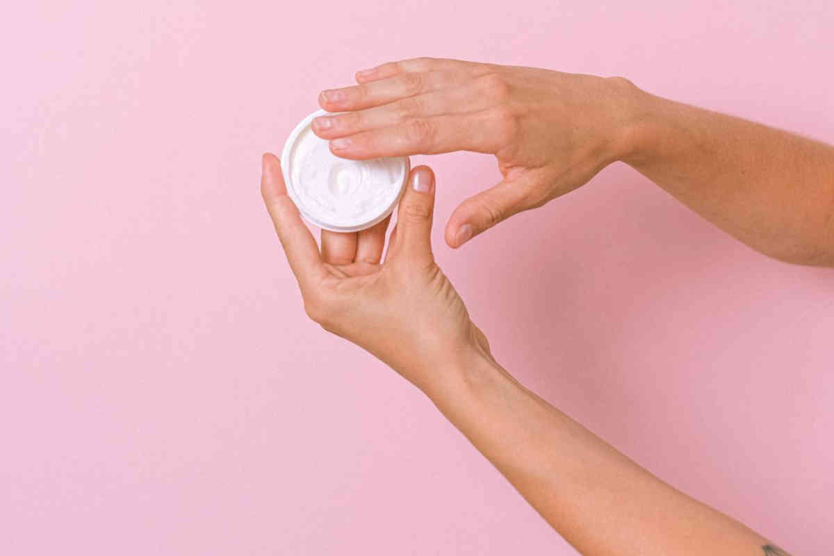 Crema viso presa con le mani