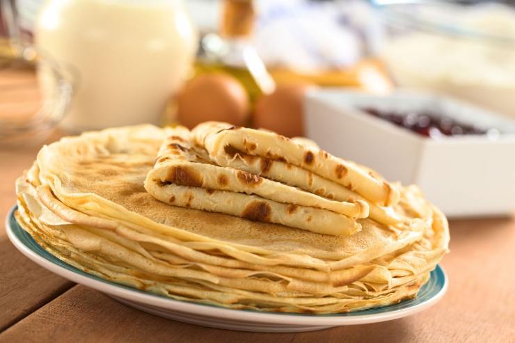 crepes aperte e piegate su un piatto con altri ingredienti 