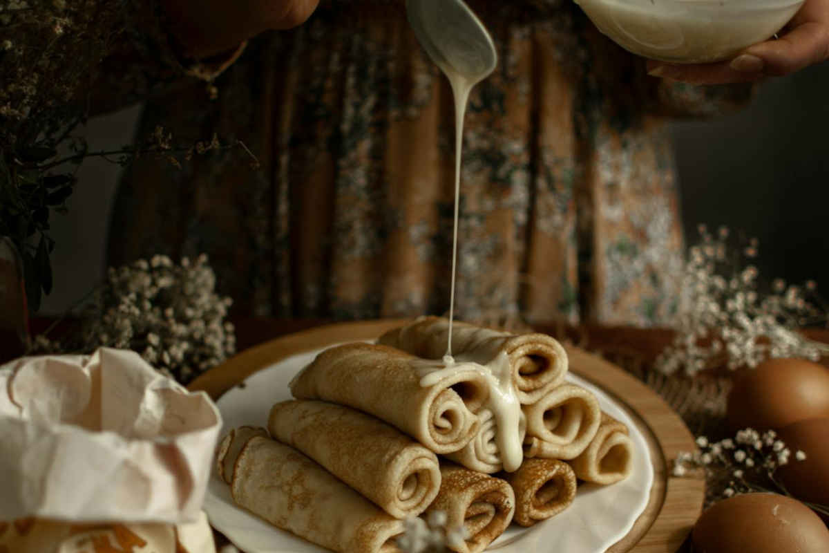 Primo piano di crêpes con besciamella