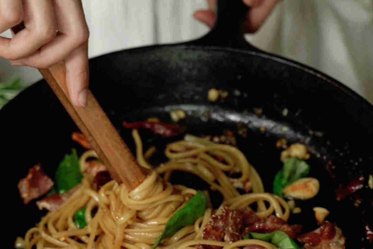 Mantecatura della pasta in padella