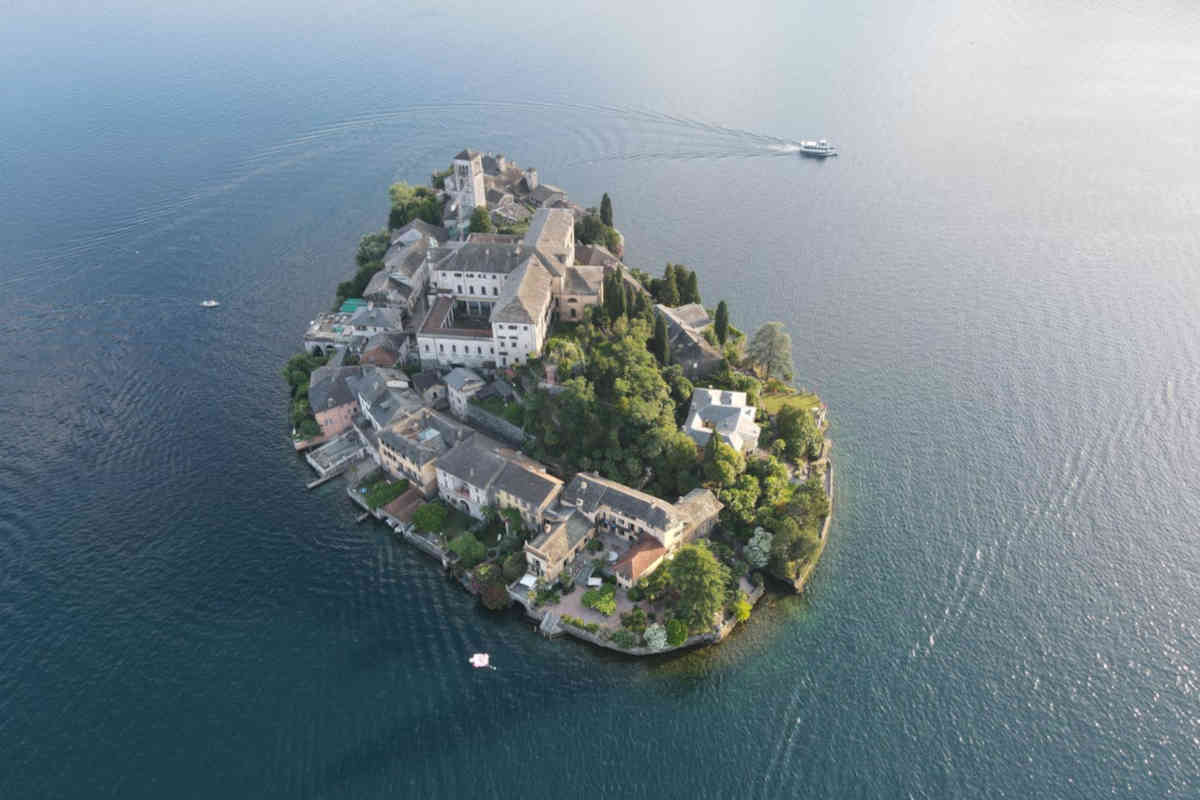 Panorama dell'isola di San Giulio, in Piemonte