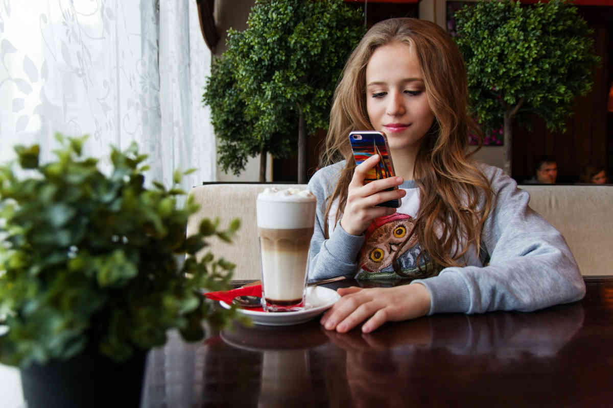 Ragazza che scrive allo smartphone