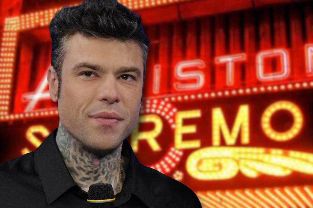 Primo piano di Fedez e insegna dell'Ariston nello sfondo