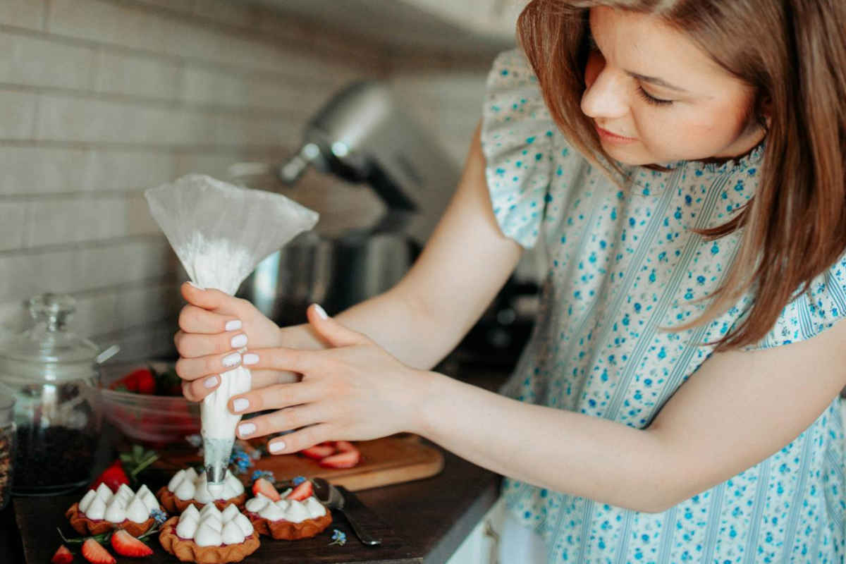 Donna che prepara dei dolci