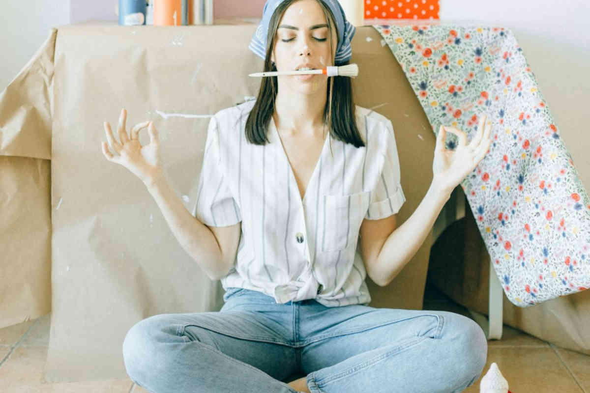 Ragazza che fa meditazione