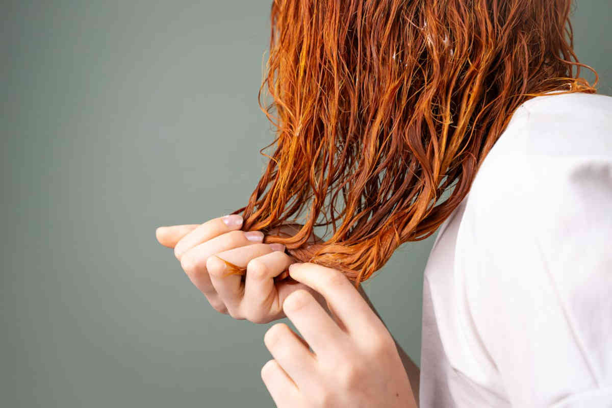 Ragazza con i capelli bagnati