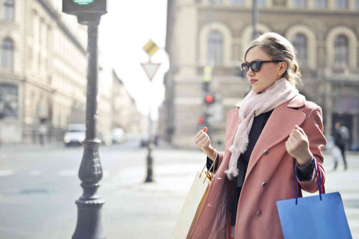 Ragazza che fa shopping