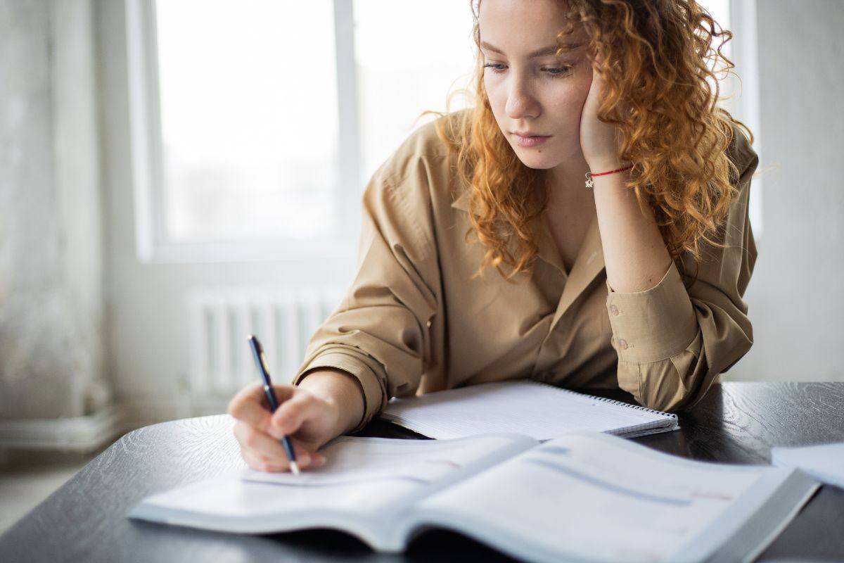 ragazza che sottolinea un libro