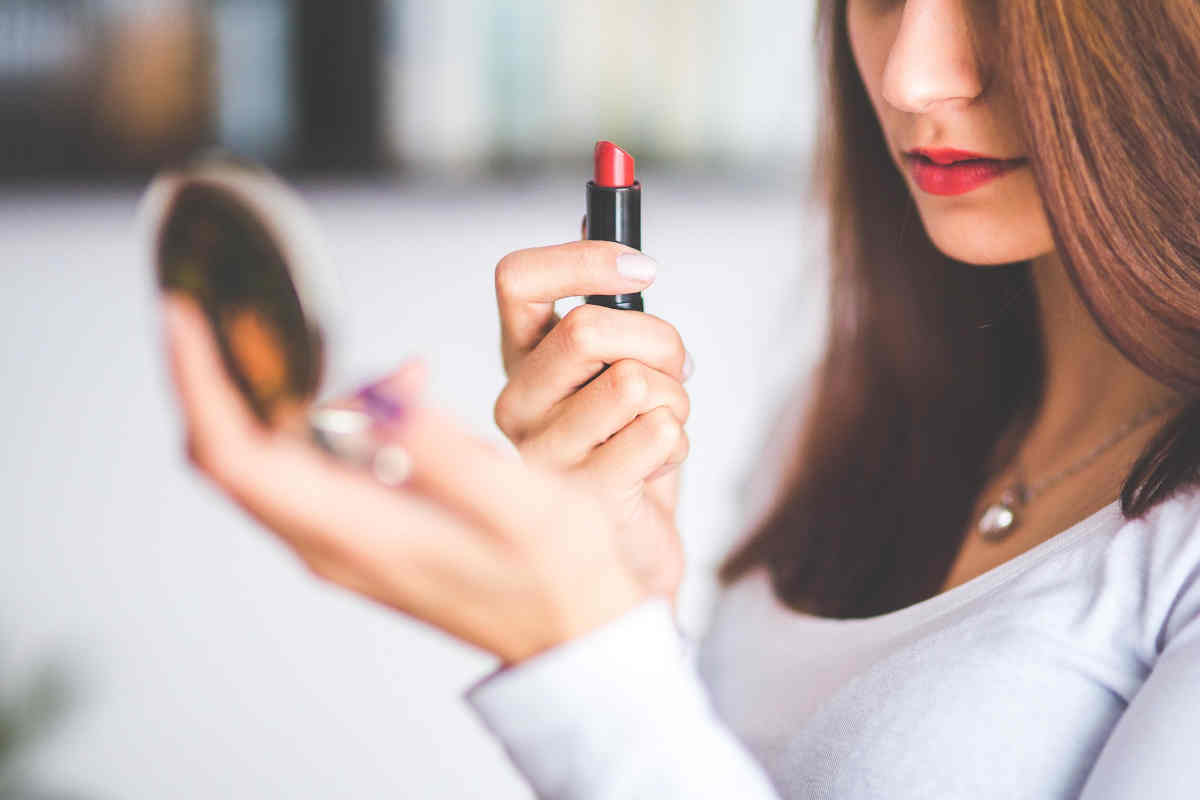 Ragazza che indossa il rossetto