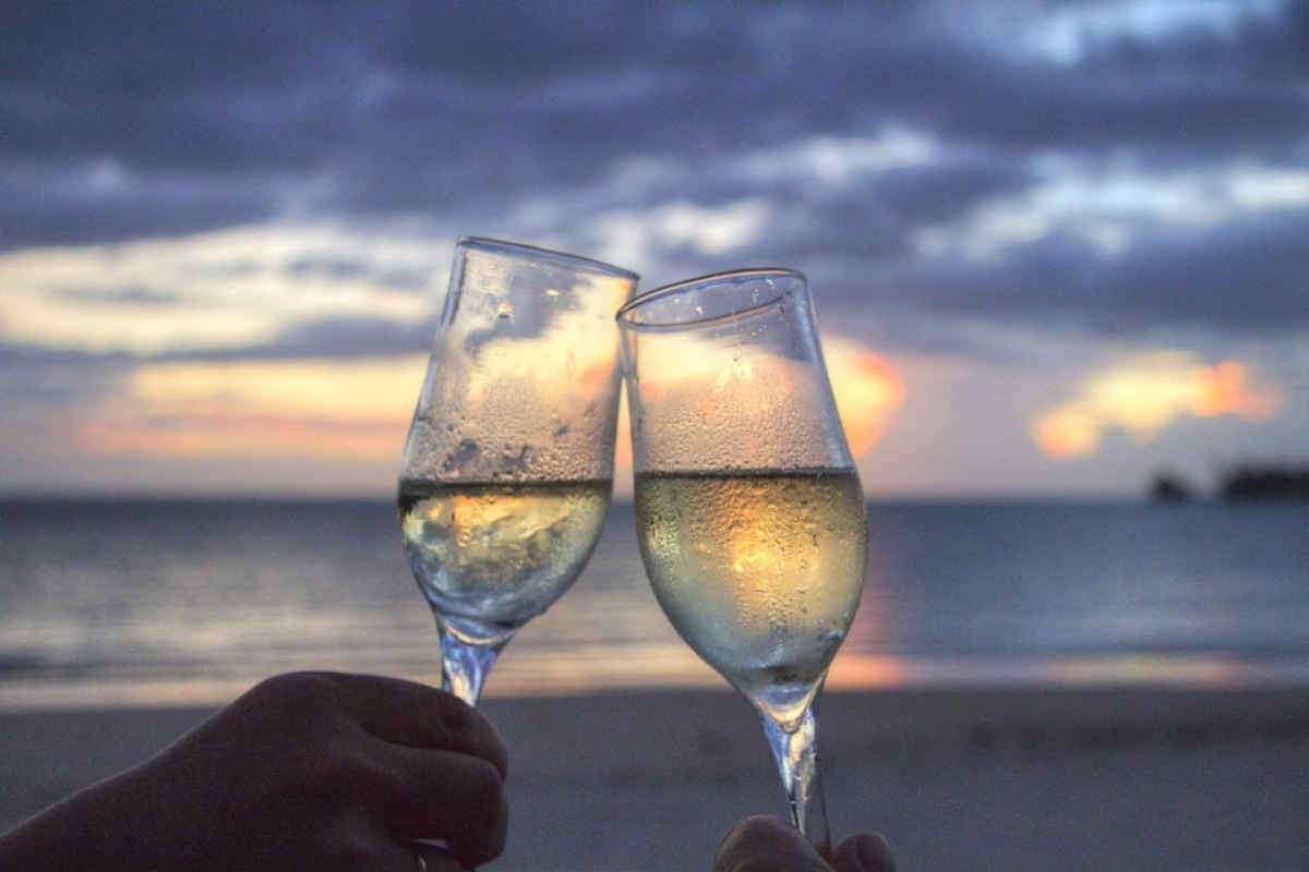 Due calici di champagne in riva al mare