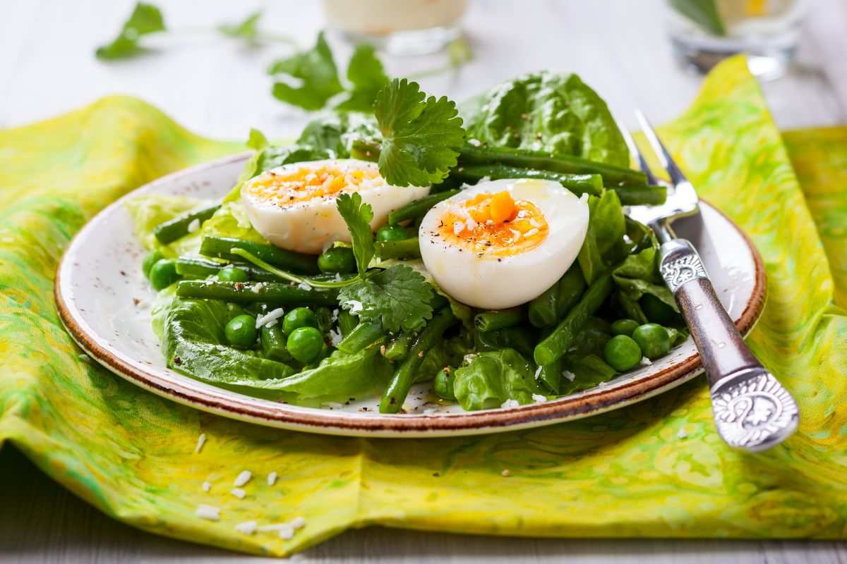 piatto con verdure verdi e uova sode