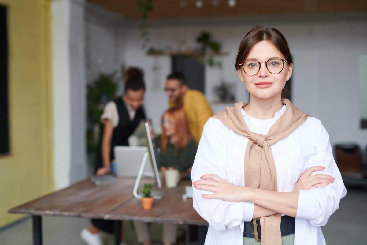 donna in primo piano e team di lavoro sullo sfondo