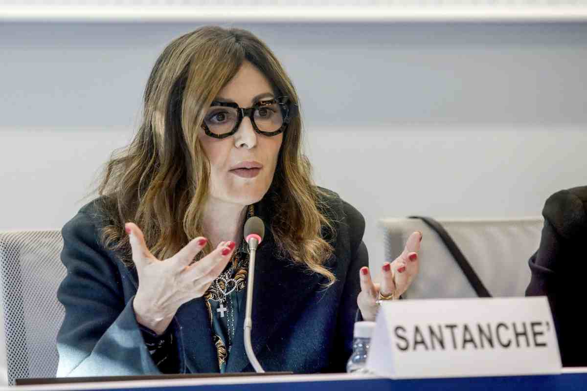 Daniela Santanchè l convegno Turismo all'aria aperta a Palazzo Lombardia a Milano, 17 marzo 2025