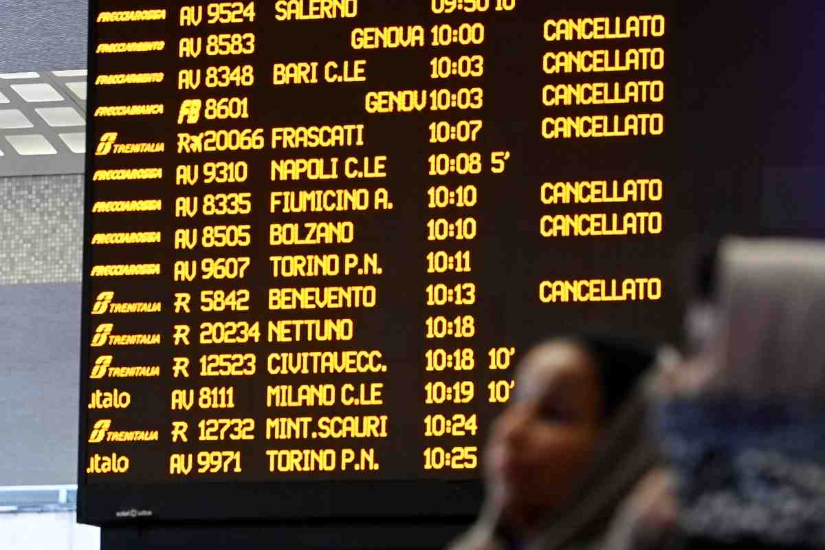 tabellone con treni cancellati