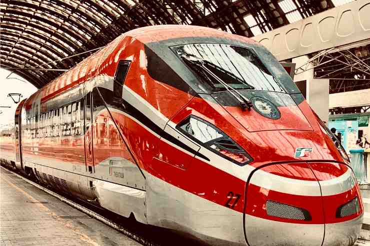 treno freccia rossa in stazione 