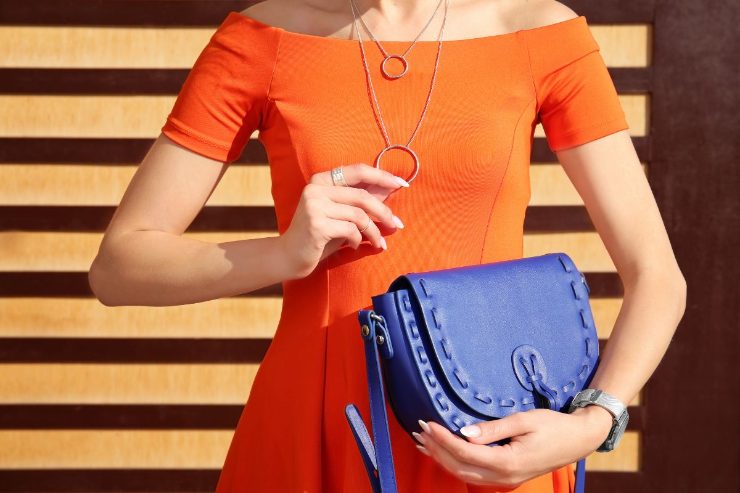 outfit arancione con borsa blu