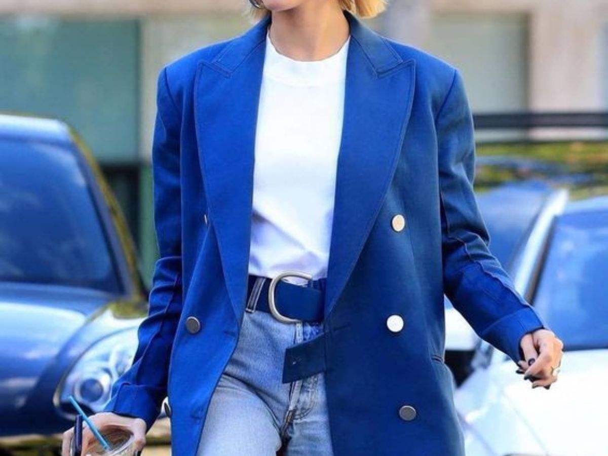 ragazza con outfit composto da jeans, t-shirt bianca e blazer blu elettrico