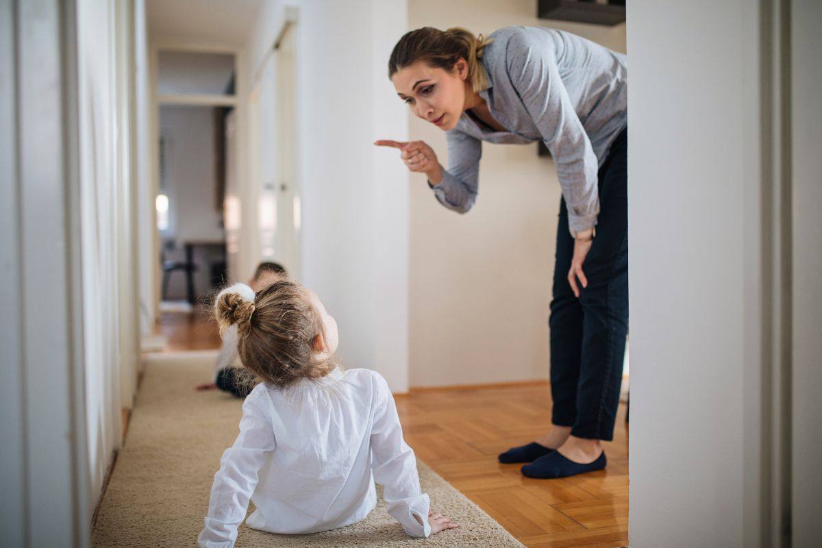 mamma che rimprovera bambini