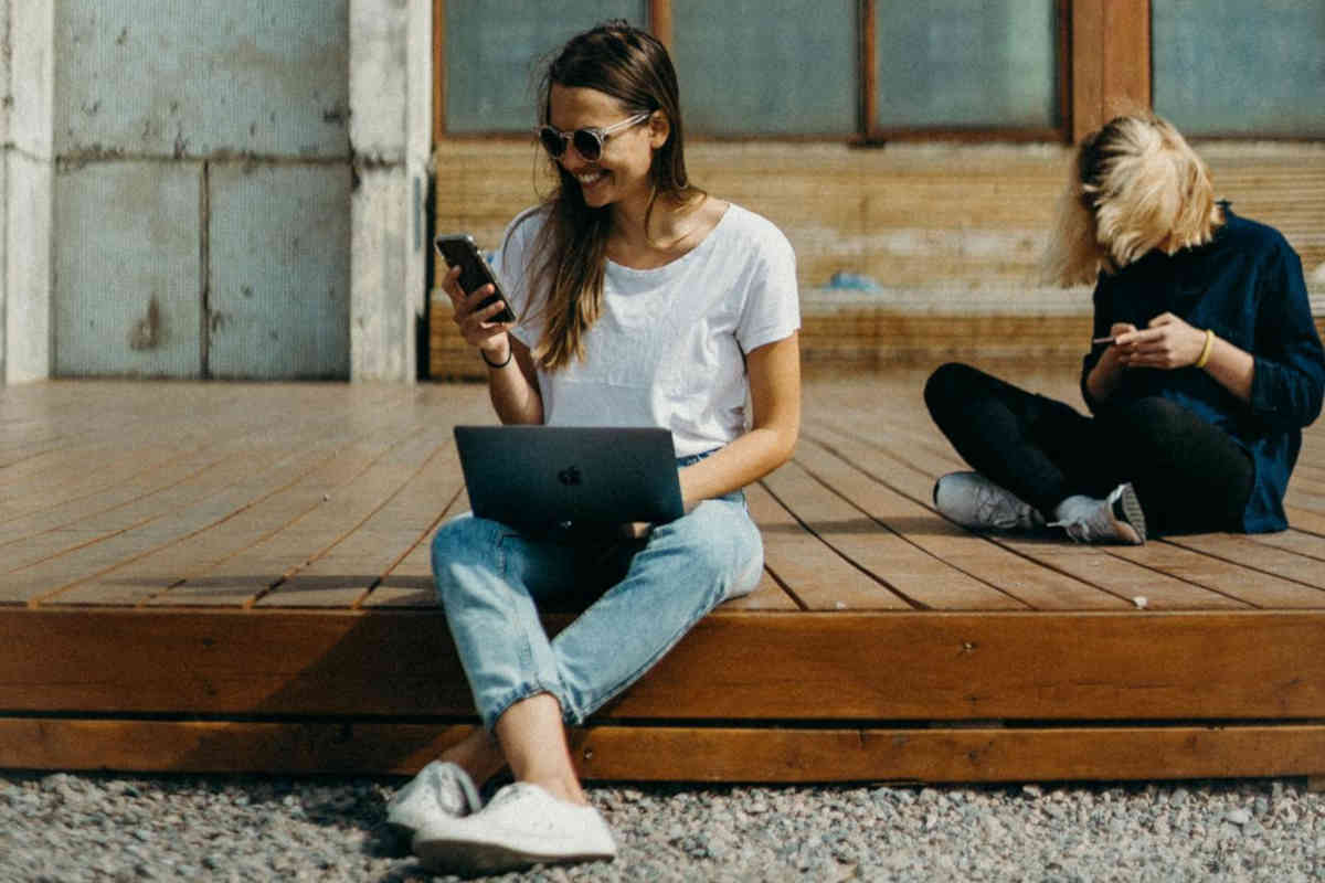 Ragazza al laptop e smartphone