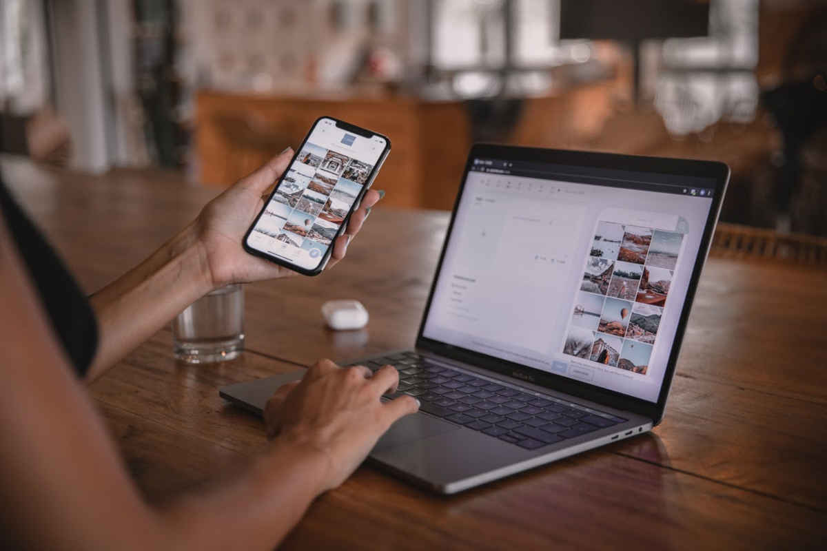 Ragazza al laptop e smartphone