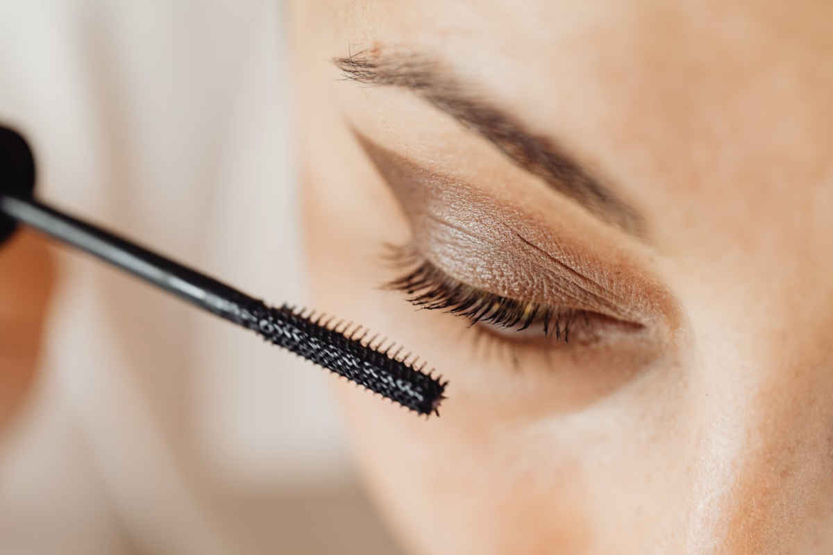 Donna che indossa il mascara