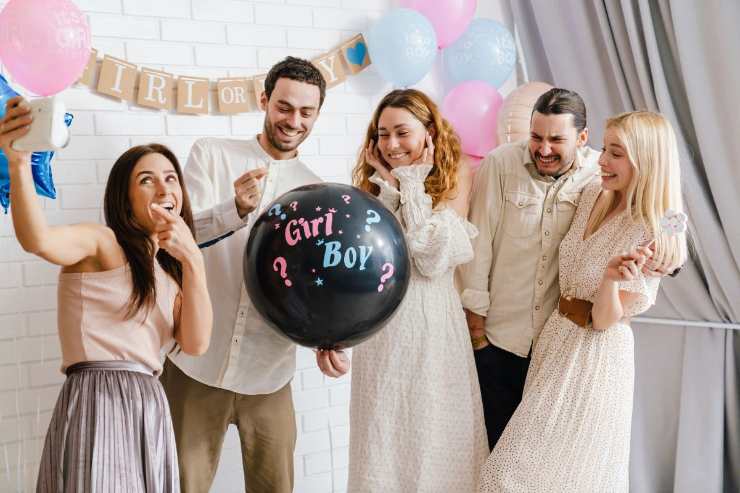 persone che festeggiano il gender reveal party