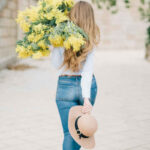 Ragazza con le mimose sulle spalle