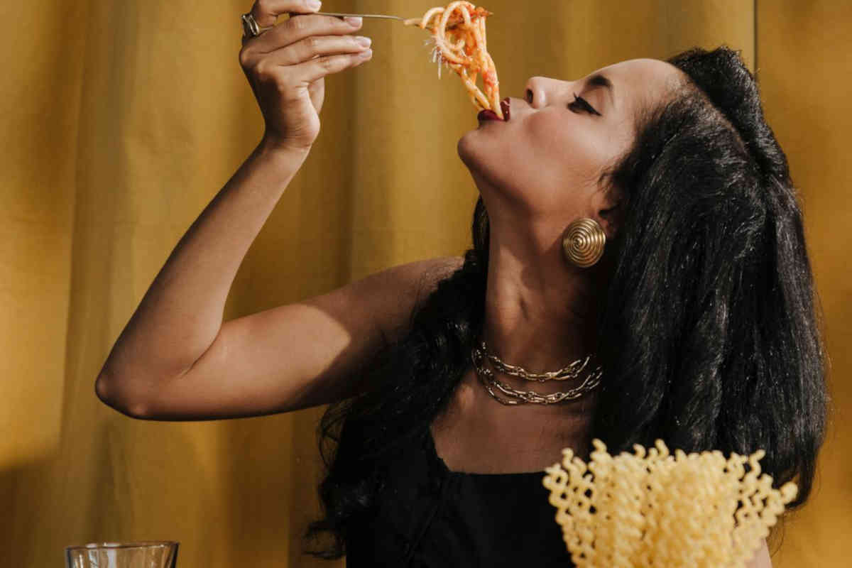 Donna che mangia gli spaghetti