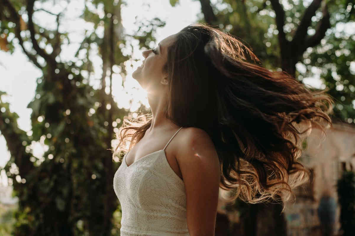 Ragazza con i Rosewood Hair al sole