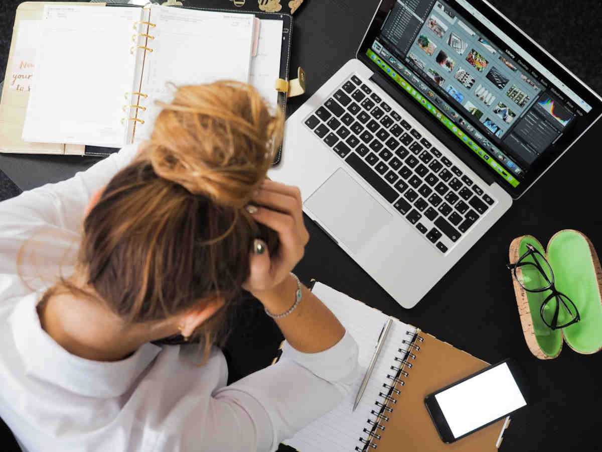 Ragazza disperata davanti al laptop