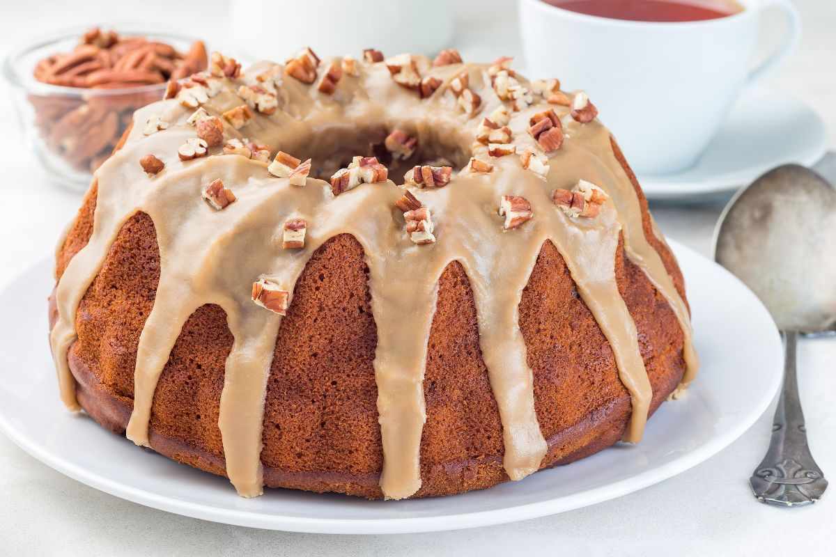 torta con glassa in superficie su piatto bianco