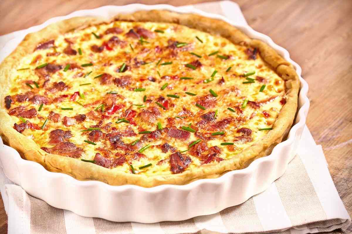 stampo con torta rustica poggiato su un tovagliolo bianco