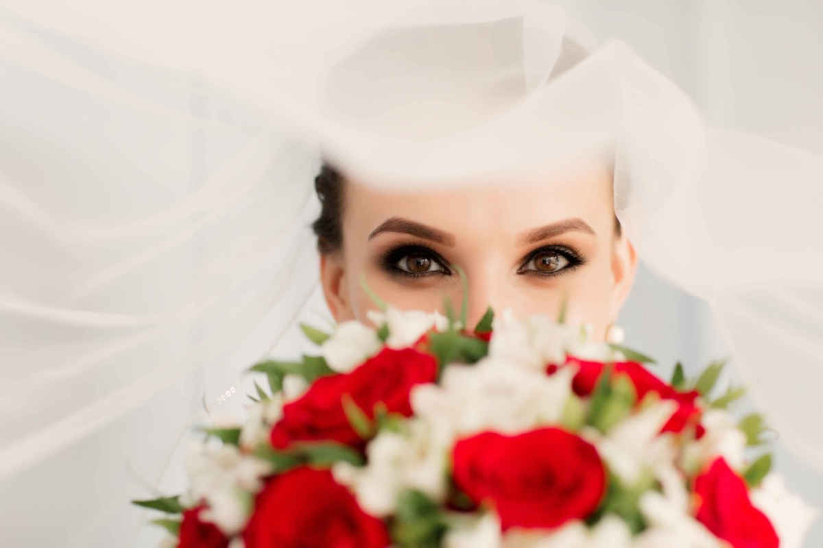 Primo piano sguardo di una sposa