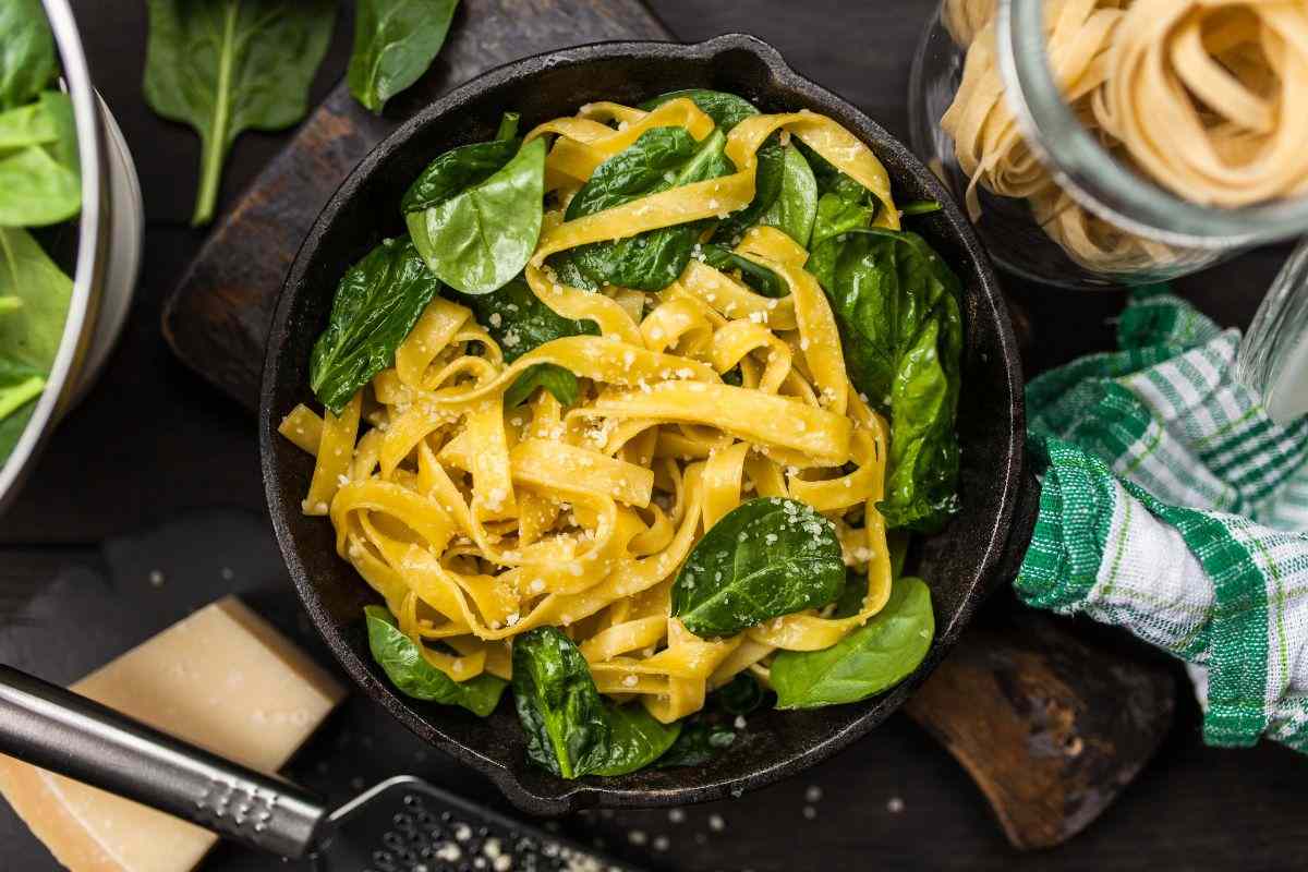 padella con tagliatelle e spinaci