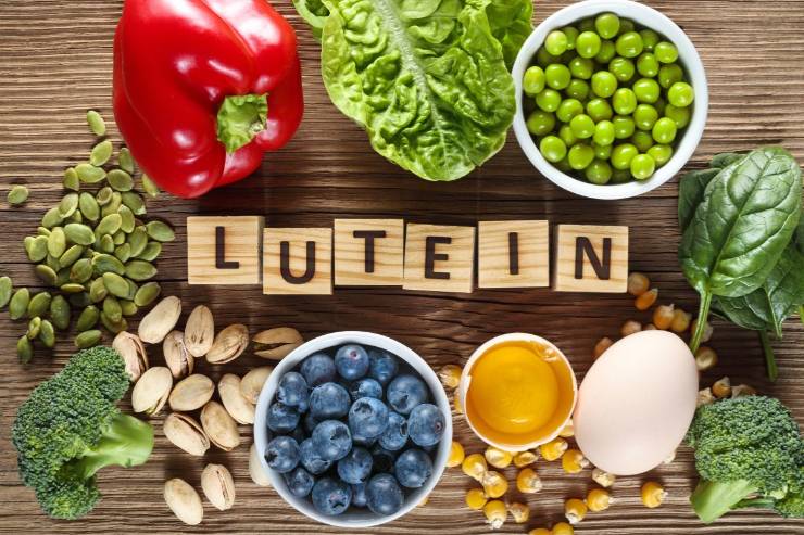 scritta lutein con verdure e ingredienti vari 