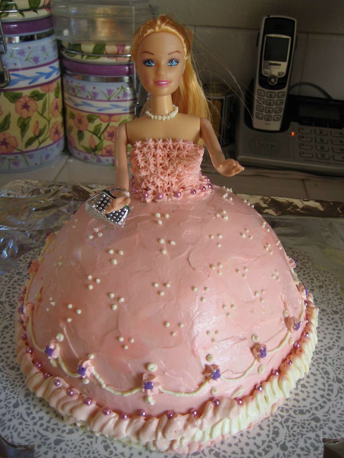 Deliziosa torta di compleanno barbie decorata isolata su sfondo trasparente