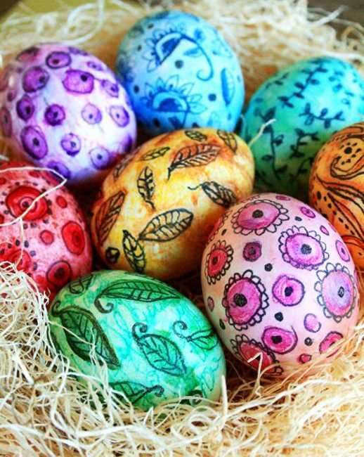 Disegni a mano sulle uova di Pasqua