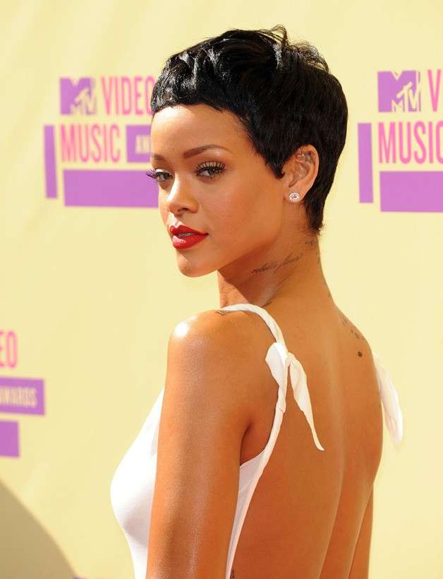 Capelli corti per Rihanna