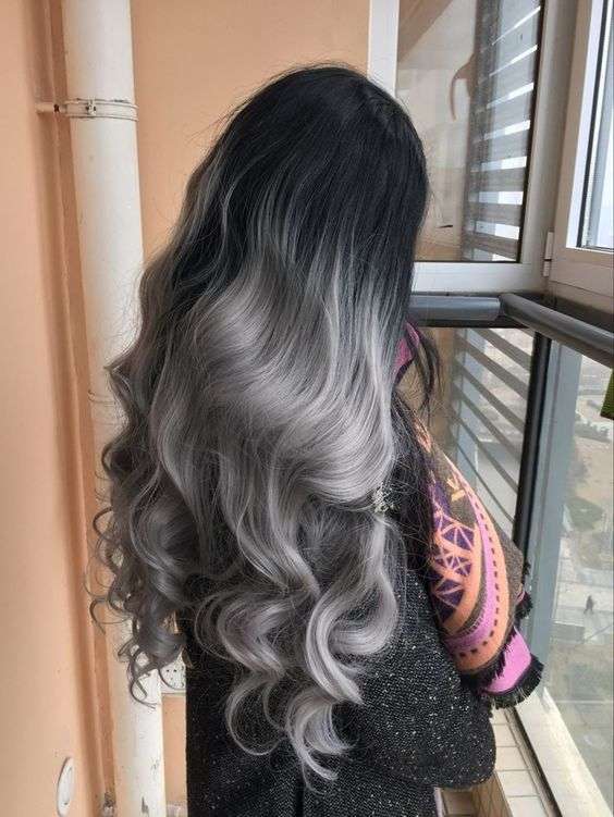capelli neri con extension grigie