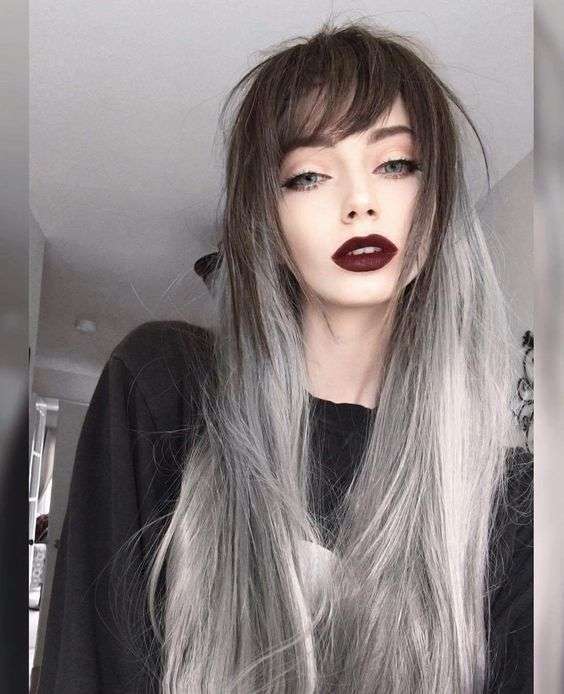 Shatush grigio argento su capelli castani lunghi