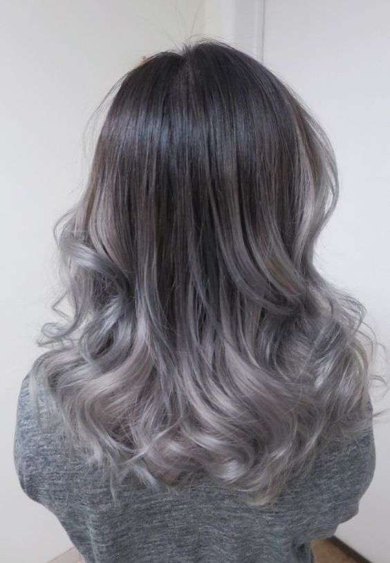 Shatush grigio chiaro su capelli mossi