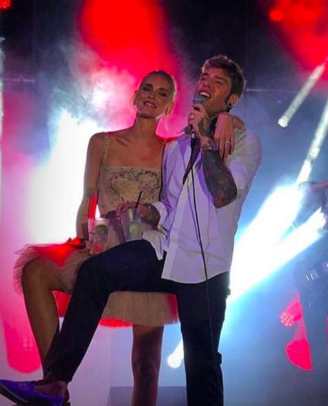 Fedez canta al suo matrimonio