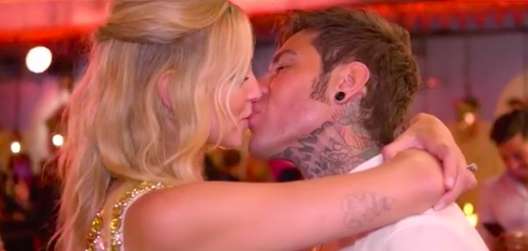 Fedez e Chiara si baciano